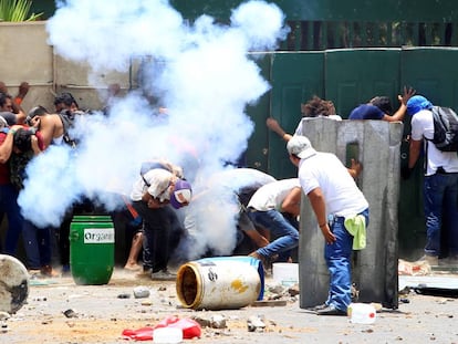 Varias personas se parapetan durante las protestas en la Universidad Agraria de Managua, ayer.