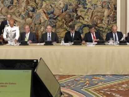 El director general de Cotec (tercero por la izquierda), Juan Mulet, en una reunión del 8 de julio del patronato de la Fundación, presidida honoríficamente por el Rey.
