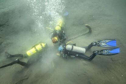 Imagen de los arqueólogos excavando el ancla, el año pasado.