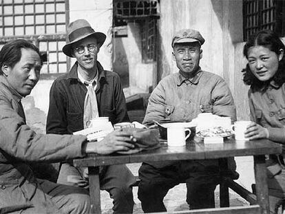 Mao Zedong, a la izquierda, en Yenan en 1930. A la derecha de la foto, su mujer.