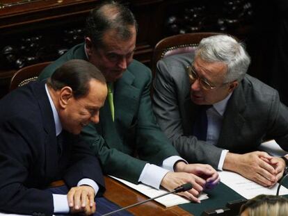 Berlusconi, con el ministro de Reformas Institucionales italiano, Roberto Calderoli, y el titular de Finanzas, Giulio Tremonti.