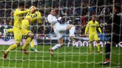 Bale remata de cabeza y el balón golpea en la mano de Álvaro, jugador del Villarreal.