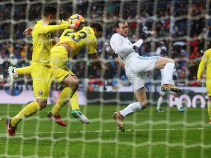 Bale remata de cabeza y el bal&oacute;n golpea en la mano de &Aacute;lvaro, jugador del Villarreal.