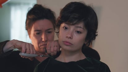 Lola Dueñas y Anna Castillo (derecha), en 'Viaje al cuarto de una madre'.