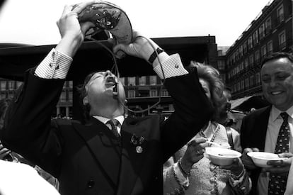 El alcalde José María Álvarez del Manzano muestra sus habilidades con la bota en la plaza Mayor de Madrid el 19 de mayo de 1996.