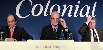 Pere Viñolas, consejero delegado de Colonial (izquierda), y Juan José Brugera (centro), presidente de Colonial, en una junta de accionistas.