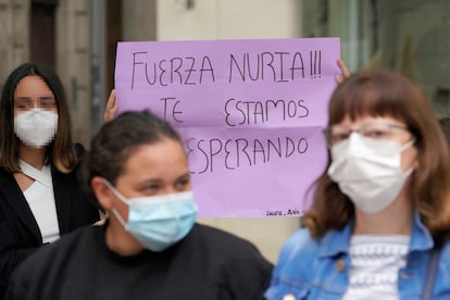 Concentración de apoyo a la joven que cayó desde un edificio de O Carballiño.