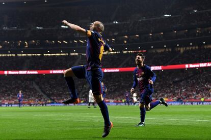 Incluso a sus rivales, si te gana Iniesta, parece que la derrota es más dulce. En la imagen, Iniesta celebra el cuarto gol del equipo blaugrana.