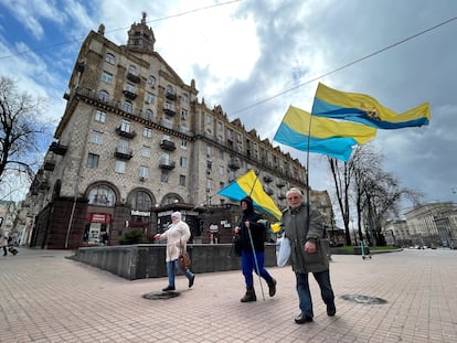 Tres vecinos de Kiev muestran su apoyo a las tropas ucranias.