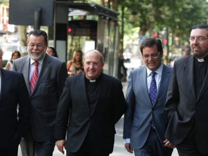 Salvador Blanco, segundo por la izquierda, con otros antiguos representantes de Cajasur.