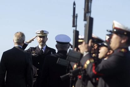 Don Felipe de Borbón saluda a la tropa al embarcar en el portaviones 'Príncipe de Asturias', en la Base Naval de Rota (Cádiz). El buque insignia de la Armada inicia su última travesía hacia Ferrol, donde será desarmado y subastado.