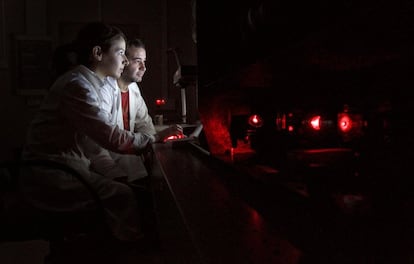 Dos investigadores en el  laboratorio de microscopía Raman  del Instituto de Estructura de la Materia del CSIC. En el equipo utilizado, un microscopio Raman confocal iluminado con un láser de helio-neón, se estudian fármacos sobre nanopartículas de plata y de oro. Estas nanopartículas se usan como vehículos transportadores de fármacos ("carriers") y la espectroscopía Raman es capaz de controlar la llegada y liberación del fármaco en las células donde tienen que actuar ("targets").