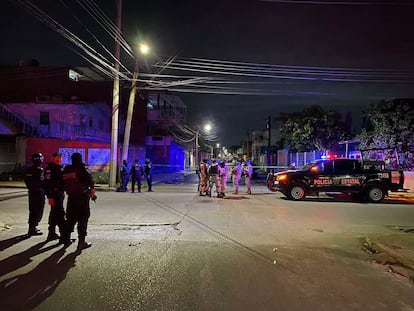 Elementos de la polica resguardan el rea de un ataque armado en el que murieron cinco personas, el pasado 5 de enero en Villahermosa. 