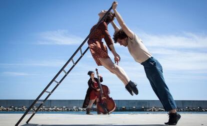 The Twisting the Balance political circus will perform at Madrid's Parque Forestal de Valdebernardo.