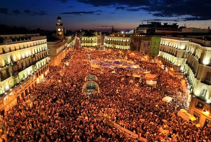 Cientos de personas acuden a la Puerta del Sol de Madrid a la concentración convocada a través de las redes sociales por la plataforma Democracia Real Ya. Comienzan las acampadas que dieron lugar al 15-M. Era el 20 de mayo de 2011.