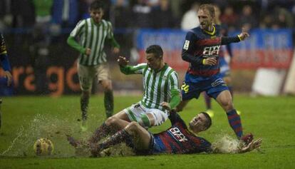 Rubén Castro recibe la entrada de un jugador del Llagostera.