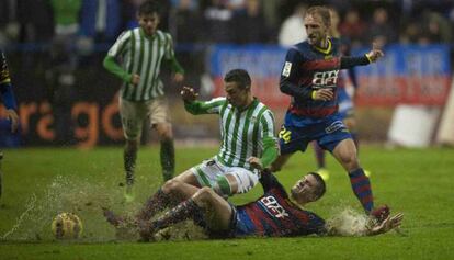 Rub&eacute;n Castro recibe la entrada de un jugador del Llagostera. 