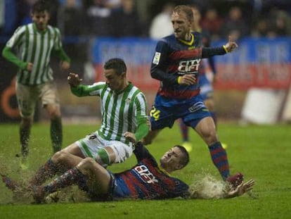 Rub&eacute;n Castro recibe la entrada de un jugador del Llagostera. 