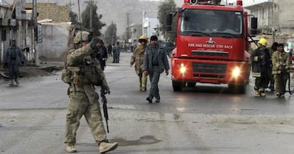 Soldados de la OTAN y polic&iacute;as afganos en una misi&oacute;n conjunta.
