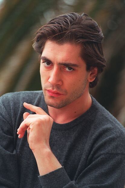 JAVIER BARDEM.
John Malkovich le tenía el ojo echado al español desde los noventa, pero entonces el hijo de Pilar Bardem no se sentía seguro sobre su nivel de inglés. En 2002, el actor acabó protagonizando la primera incursión en la dirección de Malkovich, Pasos de baile. Al parecer, en principio iba a interpretar al ayudante del detective, pero el retraso en el rodaje le dio tiempo a perfeccionar su inglés y hacerse con el papel principal.