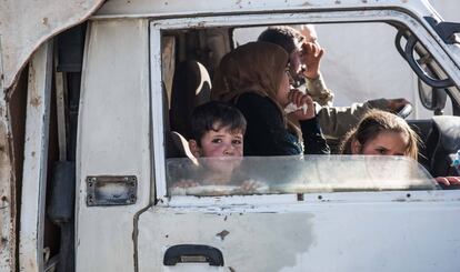 Refugiados sirios emprendenel retorno a su país desde Líbano.