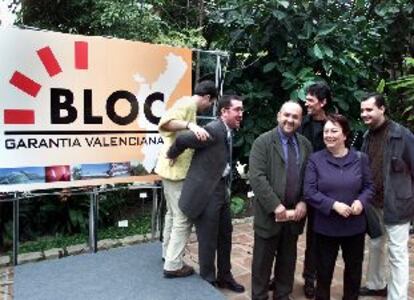 Pere Mayor, en el centro, junto a otros dirigentes del Bloc, ayer en el Jardín Botánico.