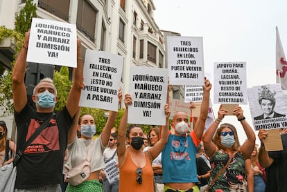 Concentración de protesta por los incendios forestales en la provincia de León, el lunes en la capital leonesa.
