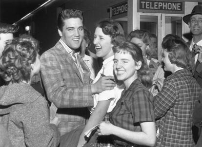 Presley rodeado de fans en Arkansas, en 1958.