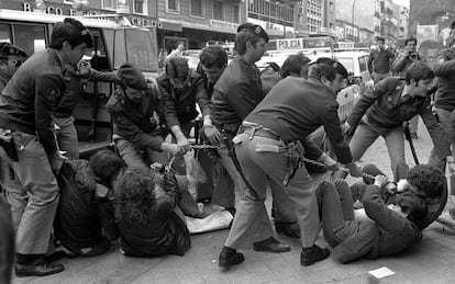 Una docena de mujeres se encadenaron ante la Junta Municipal de Vallecas (Madrid), para protestar por lo que consideran insuficiente amplitud del proyecto gubernamental para la reforma del Código Penal en lo que se refiere al aborto. La resistencia de las mujeres a la Policía Nacional, que intentó cortar las cadenas con cizallas, provocó escenas violentas. Al final, los agentes procedieron a una detención colectiva, arrastraron a las protagonistas de la protesta hasta el furgón y las trasladaron a la comisaría, donde poco después quedaron en libertad.