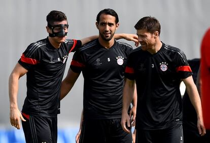 De izquierda a derecha, Robert Lewandowski, Medhi Benatia y Xabi Alonso.