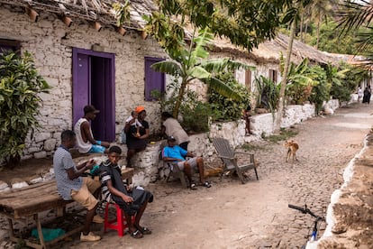 Vecinos en Rua Banana, la calle más antigua construida por los portugueses en el África subsahariana y en los trópicos. Está formada por una hilera de casas de una sola planta en piedra encalada, rematadas con un techo de paja, aprovechando los abundantes palmerales de la zona. La Rua Banana y el centro de Cidade Velha contarán con electrificación fotovoltaica como parte de las acciones del Pacto de los Alcaldes en Ribeira Grande de Santiago.