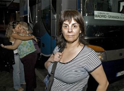Patricia Martínez, a su llegada a Granada. Detrás, su madre se abraza con un familiar.