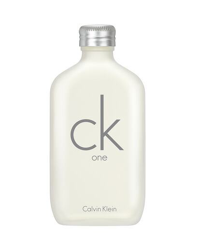 El icónico frasco minimalista de CK One, de Calvin Klein.
