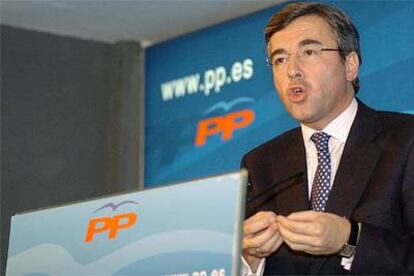 Ángel Acebes, durante la rueda de prensa que ofreció ayer en la sede central del PP.