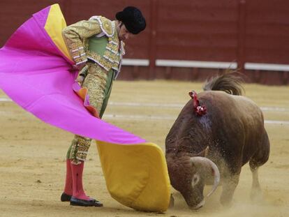 José Tomás, en su primer toro, con una revolera de remate del quite.