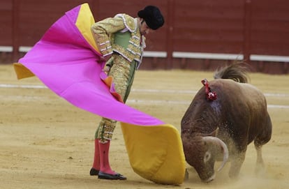 José Tomás, en su primer toro, con una revolera de remate del quite.