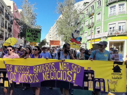 Miles de personas, en la manifestación que recorrió Lisboa por la crisis de la vivienda el sábado 30 de septiembre.