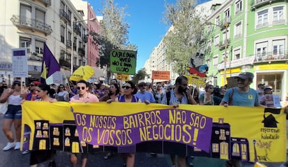 Miles de personas, en la manifestación que recorrió Lisboa por la crisis de la vivienda el sábado 30 de septiembre.
