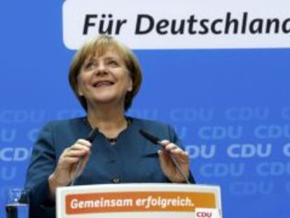 La canciller alemana, Angela Merkel, durante la rueda de prensa ofrecida hoy en Berlín.