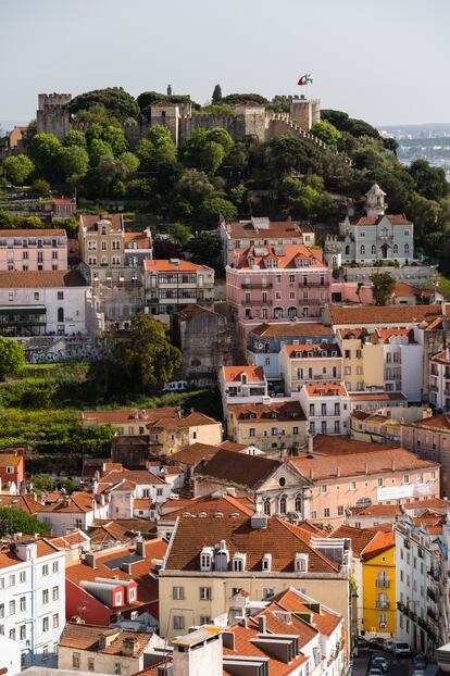 Vista de los tejados de Lisboa y el castillo de San Jorge desde el mirador de Nossa Senhora do Monte.