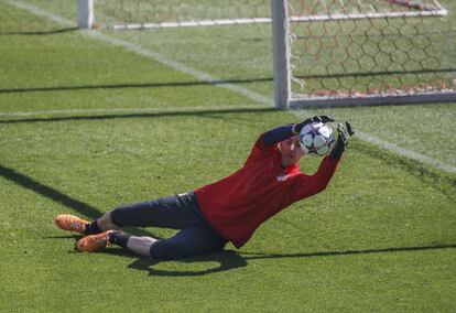 Courtois atrapa el balón durante el entrenamiento previo a la vuelta de octavos de final de la Champions.