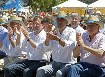 Mariano Rajoy junto a algunos de los candidatos de la lista popular a las elecciones europeas