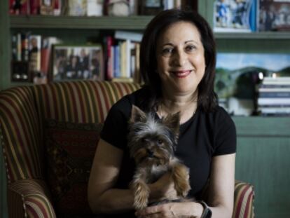 Margarita Robles y 'Luna', la perrita justiciera