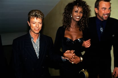 Su colaboración con el mundo de la música también fue muy prolífica. Antes de que vistiera a Beyoncé en su gira de 2008, una de las colaboraciones más recientes y recordadas, David Bowie, Madonna o Céline Dion vistieron sus diseños.