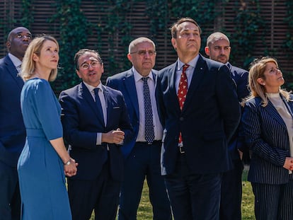 Desde la izquierda, el ministro de Asuntos Exteriores de Reino Unido, David Lammy, la jefa de la diplomacia europea, Kaja Kallas, el ministro de Exteriores español, José Manuel Albares, el comisario europeo de Defensa, Andrius Kubilus, el ministro de Exteriores polaco, Radosław Sikorski, el francés Jean-Noël Barrot, así como la secretaria de Estado de Exteriores de Italia, Maria Tripodi, este lunes en el Palacio de Viana en Madrid.