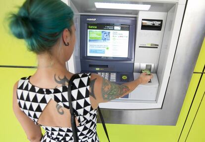 Extracción de dinero en un cajero de Bankia