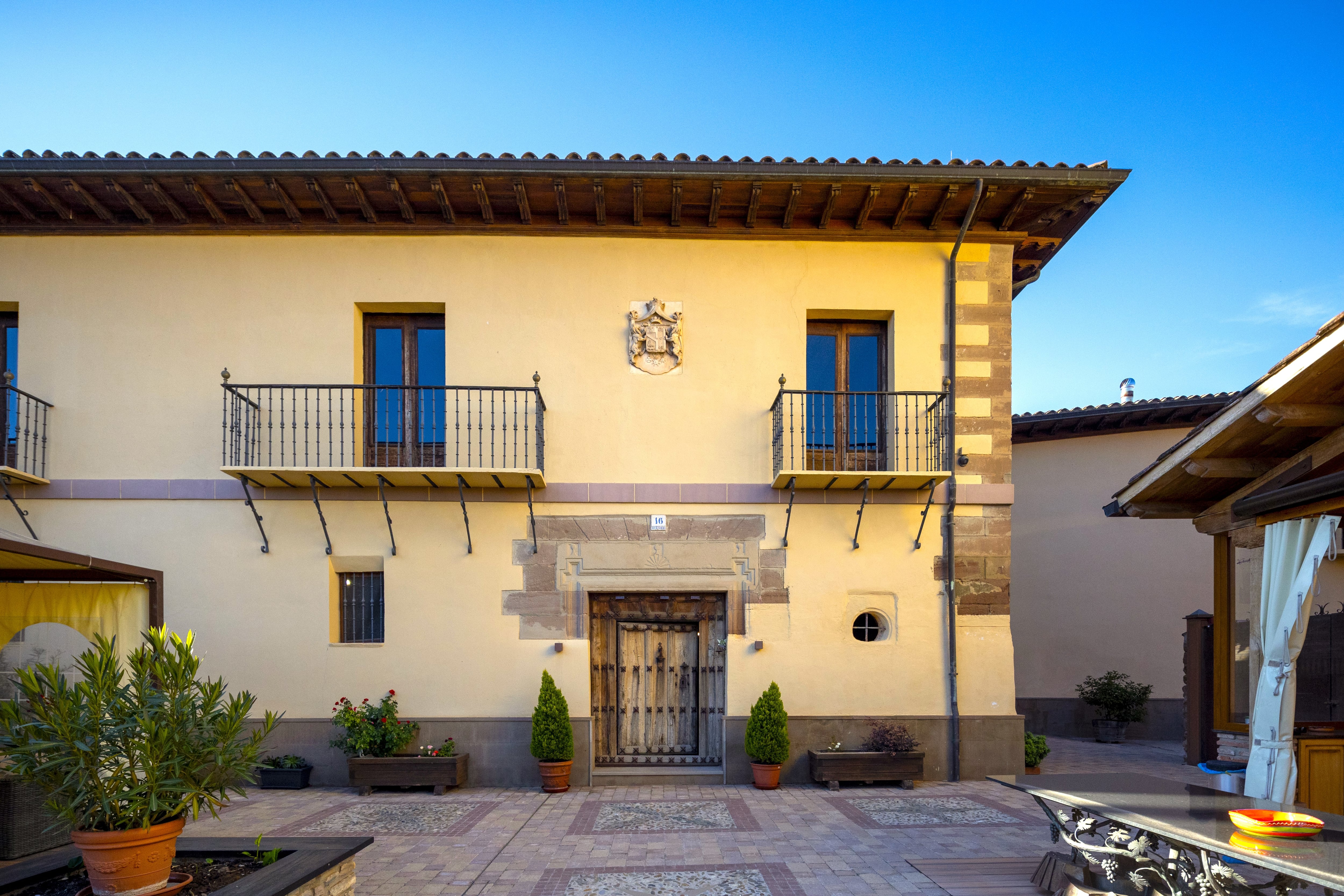 Las tres casas de la semana: más de mil metros construidos, cine, gimnasio y otros lujos en Dos Hermanas por 5,4 millones