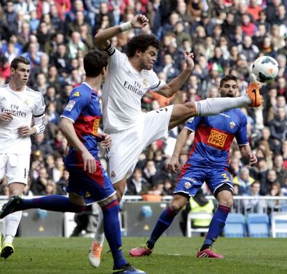 Pepe despeja el balón en el duelo con el Elche