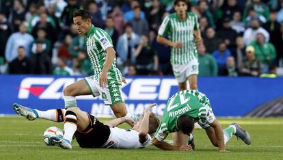 Guardado se impone a Wass.