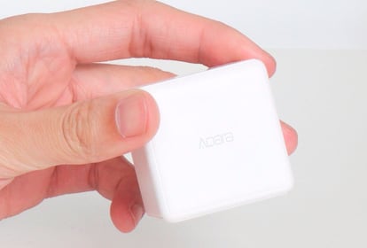 Este cubo es un divertido mando de control de todos los objetos conectados que tenemos en casa. Simplemente hay que girarlo hacia un lado para encender el aire acondicionado, hacia el otro para subir o bajar la intensidad de las luces y agitarlo para correr las cortinas. Una forma realmente original de manejar nuestra casa de una manera rápida y divertida. Podéis comprarlo por unos 12 euros.